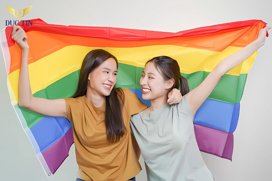 Come out được sử dụng phổ biến trong cộng đồng LGBT chỉ hành động công khai xu hướng tính dục của một người
